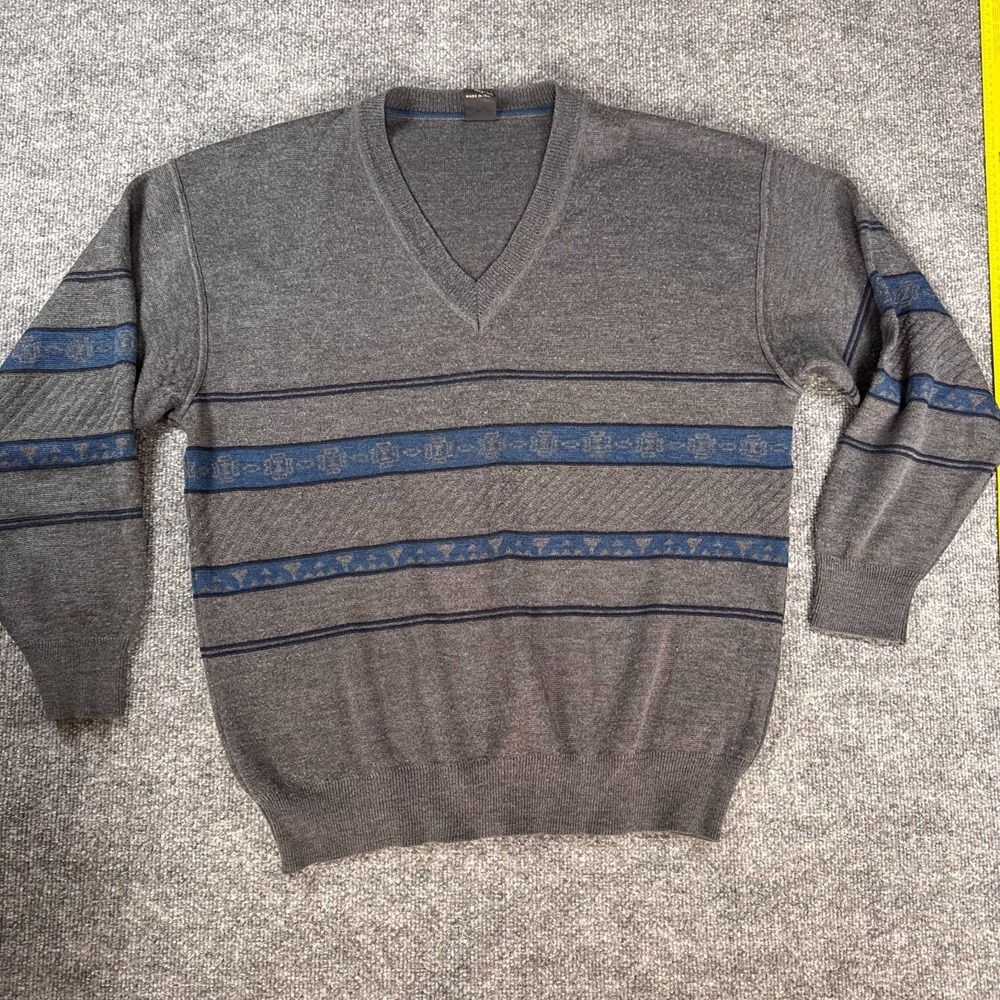 Men's Mapier Gray Rib-Knit V-Neck Pullover Sweater Long Sleeve Blue Trim. ITALY